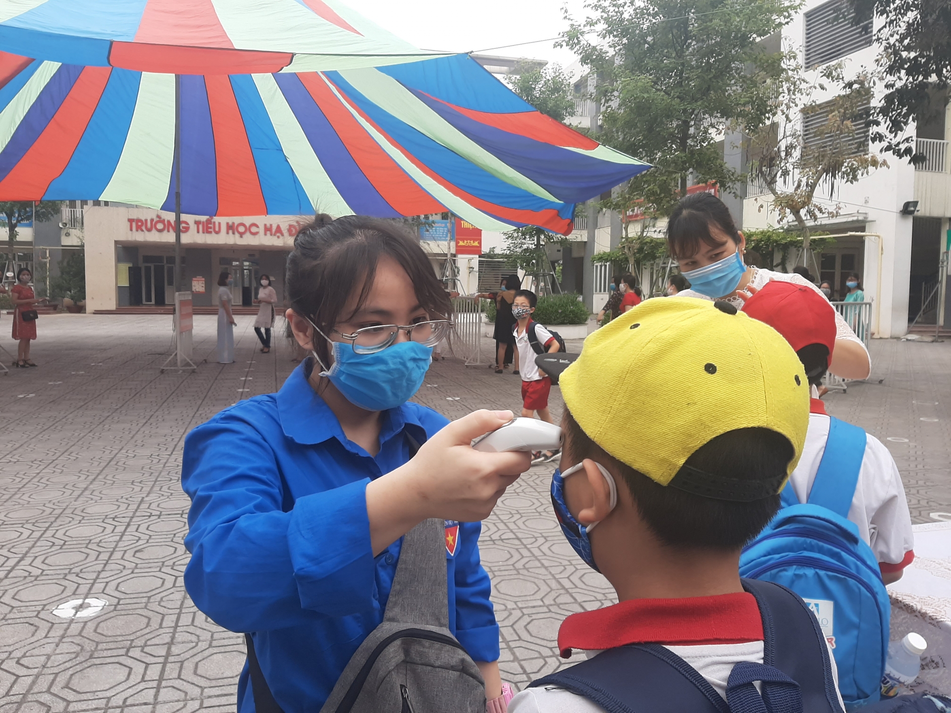 Ghi nhận ngày đầu học sinh mầm non, tiểu học trở lại trường phu huynh giao vien trong ngay hoc sinh mam non tieu hoc tro lai truong