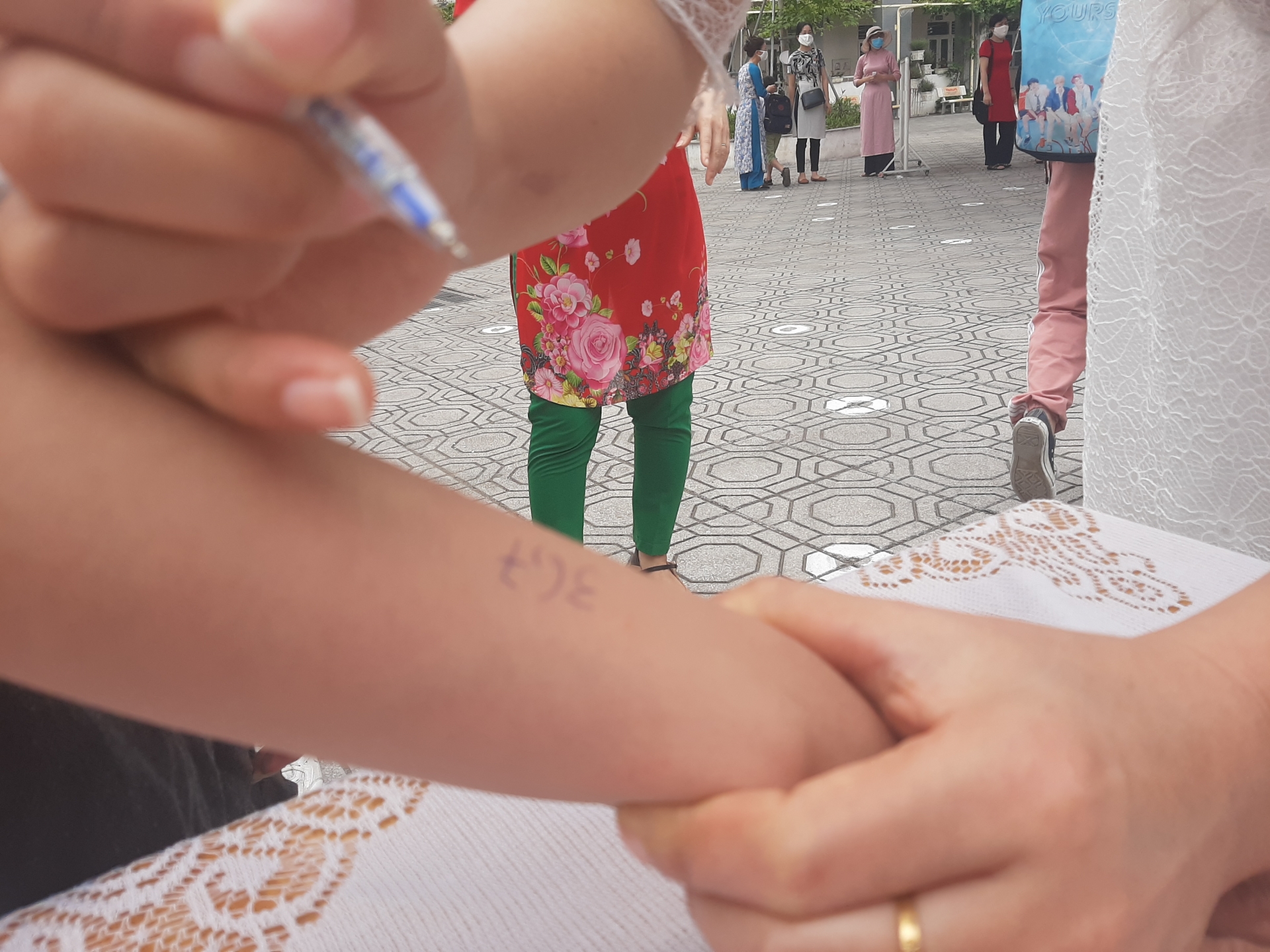 Ghi nhận ngày đầu học sinh mầm non, tiểu học trở lại trường phu huynh giao vien trong ngay hoc sinh mam non tieu hoc tro lai truong