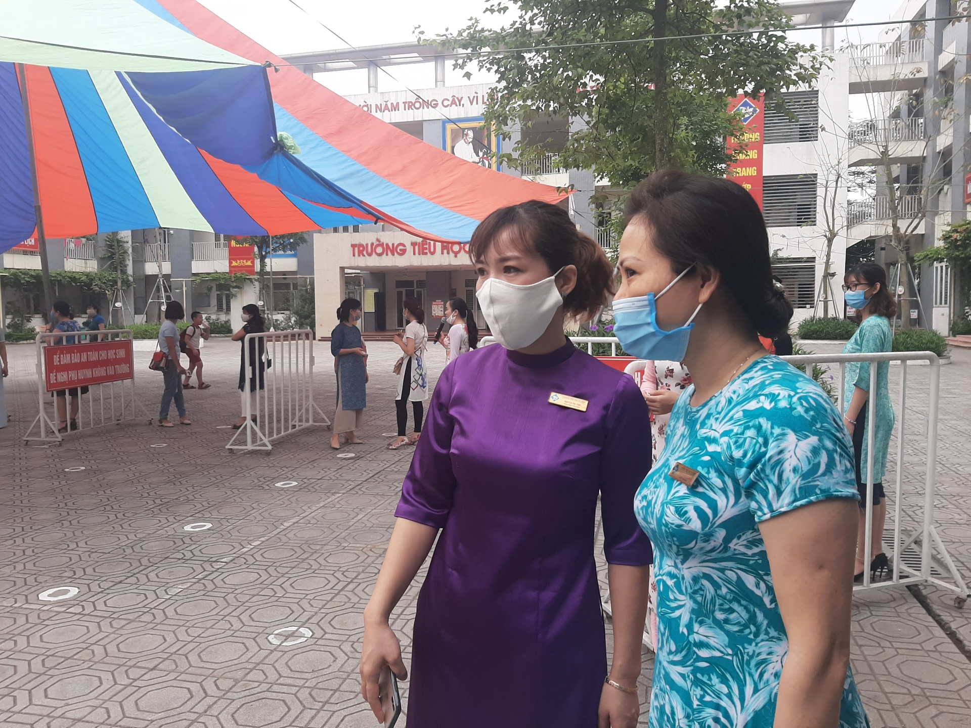 Ghi nhận ngày đầu học sinh mầm non, tiểu học trở lại trường phu huynh giao vien trong ngay hoc sinh mam non tieu hoc tro lai truong