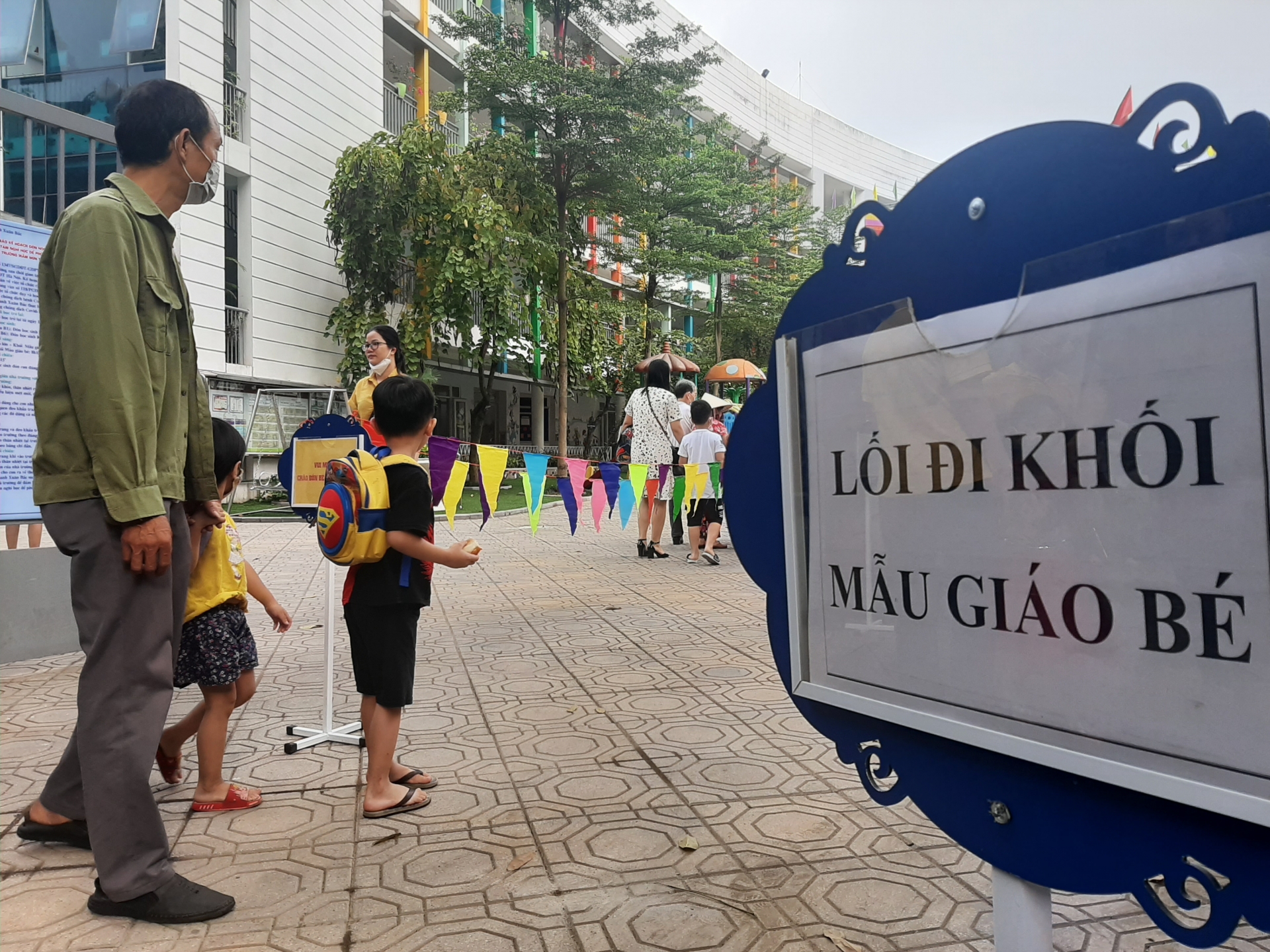 Ghi nhận ngày đầu học sinh mầm non, tiểu học trở lại trường phu huynh giao vien trong ngay hoc sinh mam non tieu hoc tro lai truong