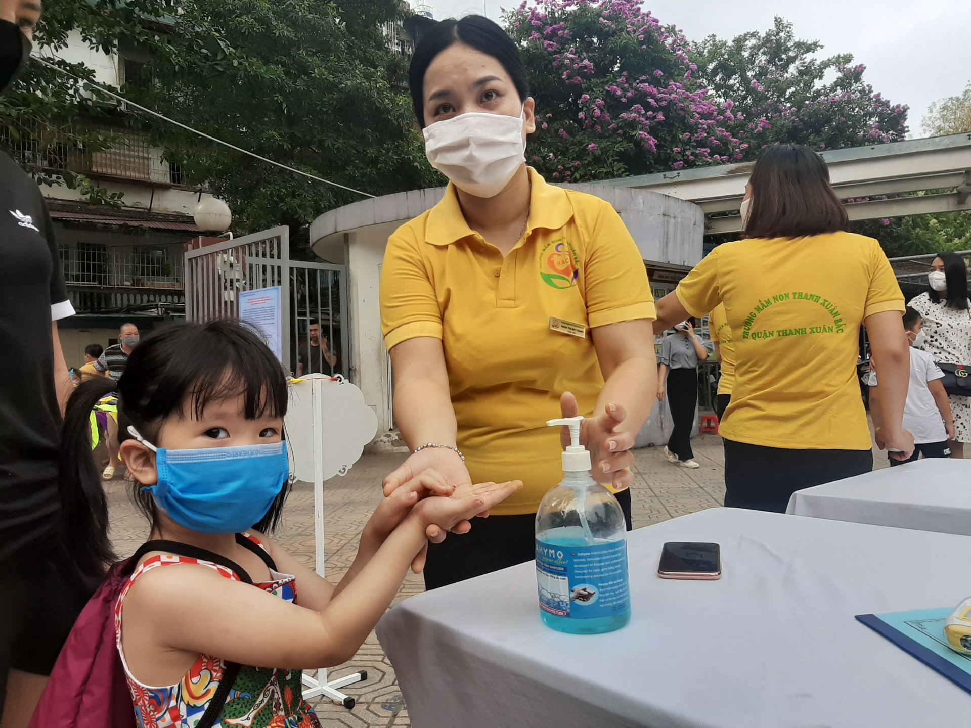 Ghi nhận ngày đầu học sinh mầm non, tiểu học trở lại trường phu huynh giao vien trong ngay hoc sinh mam non tieu hoc tro lai truong