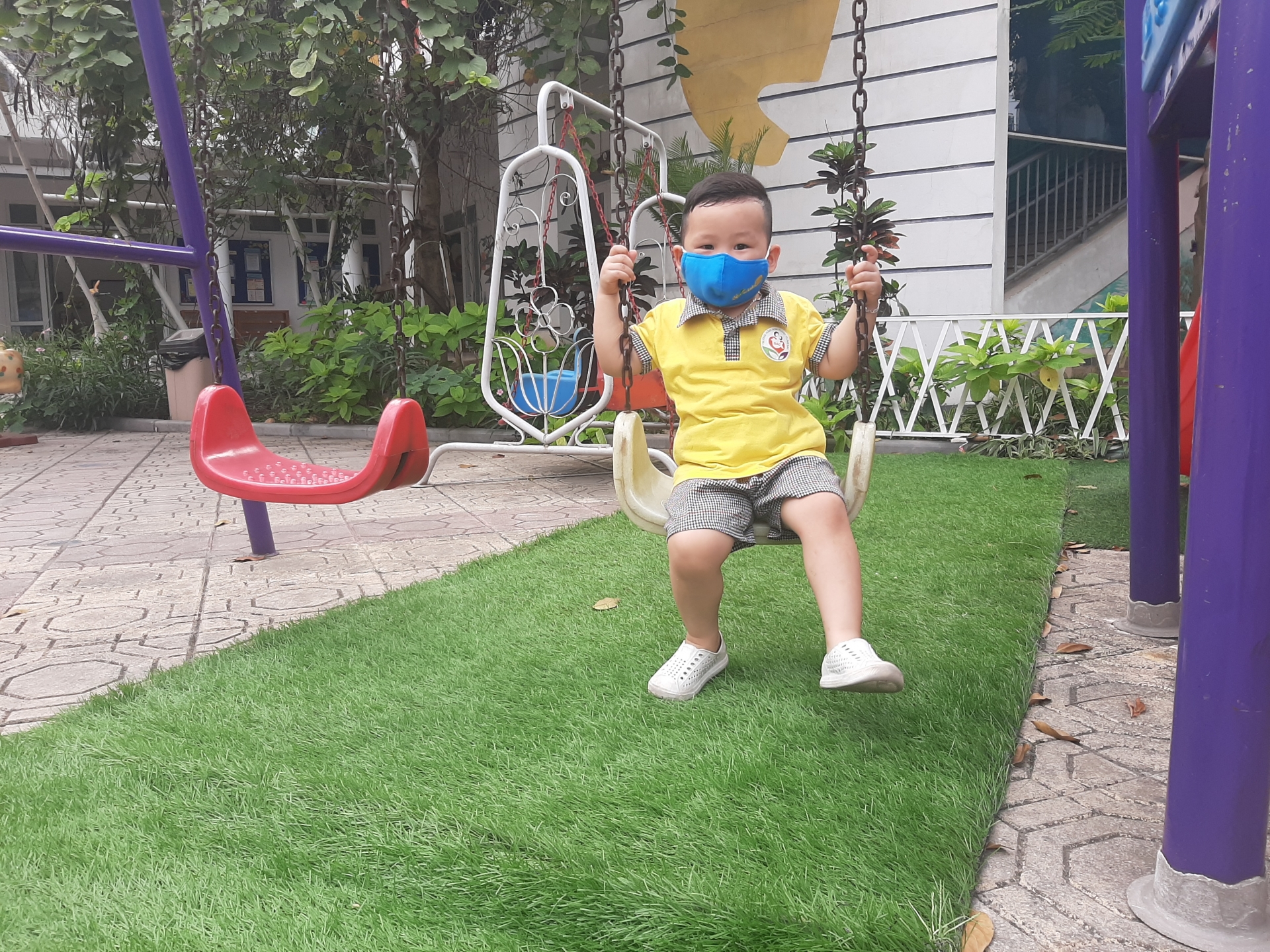 Ghi nhận ngày đầu học sinh mầm non, tiểu học trở lại trường phu huynh giao vien trong ngay hoc sinh mam non tieu hoc tro lai truong