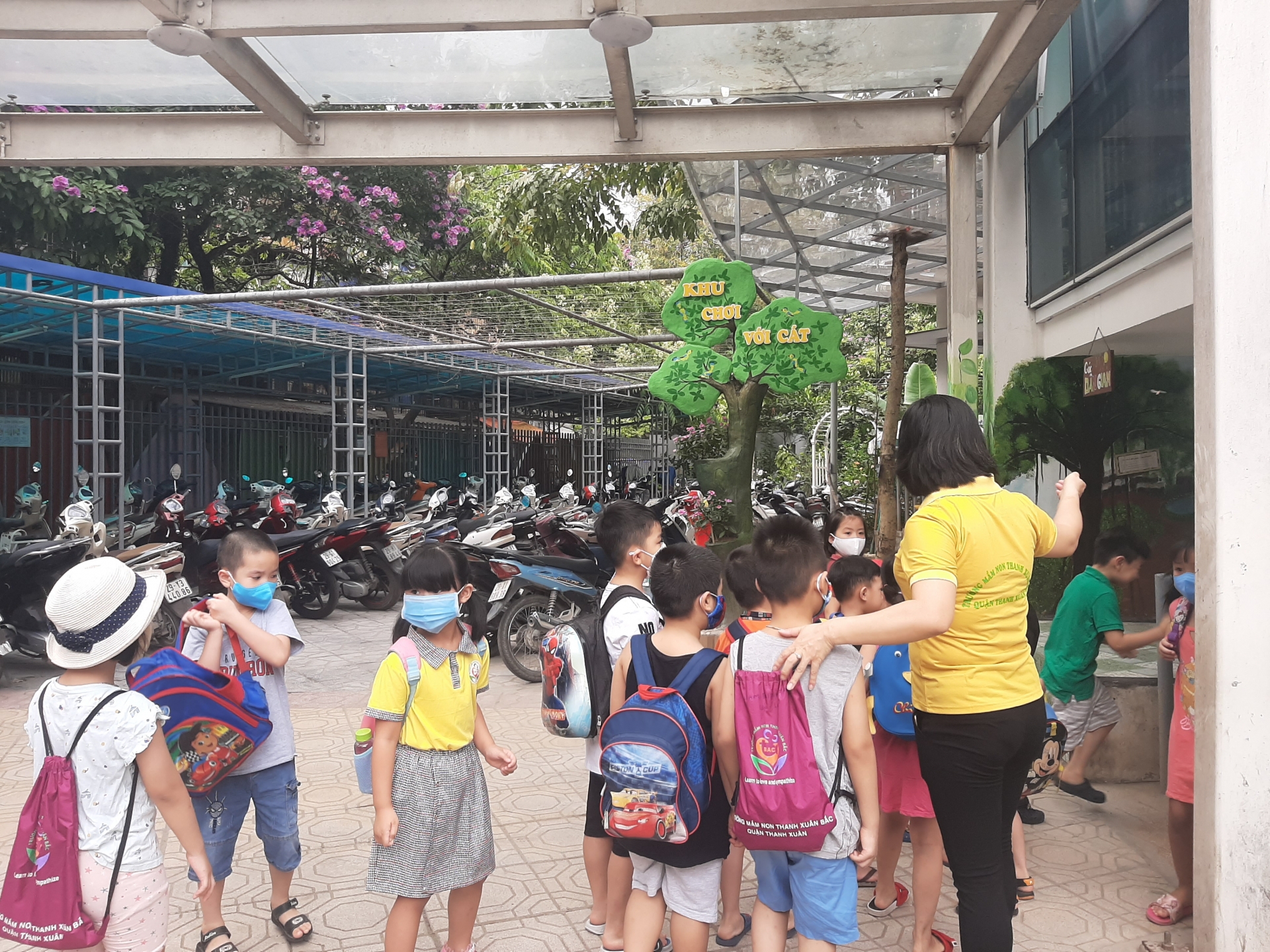 Ghi nhận ngày đầu học sinh mầm non, tiểu học trở lại trường phu huynh giao vien trong ngay hoc sinh mam non tieu hoc tro lai truong