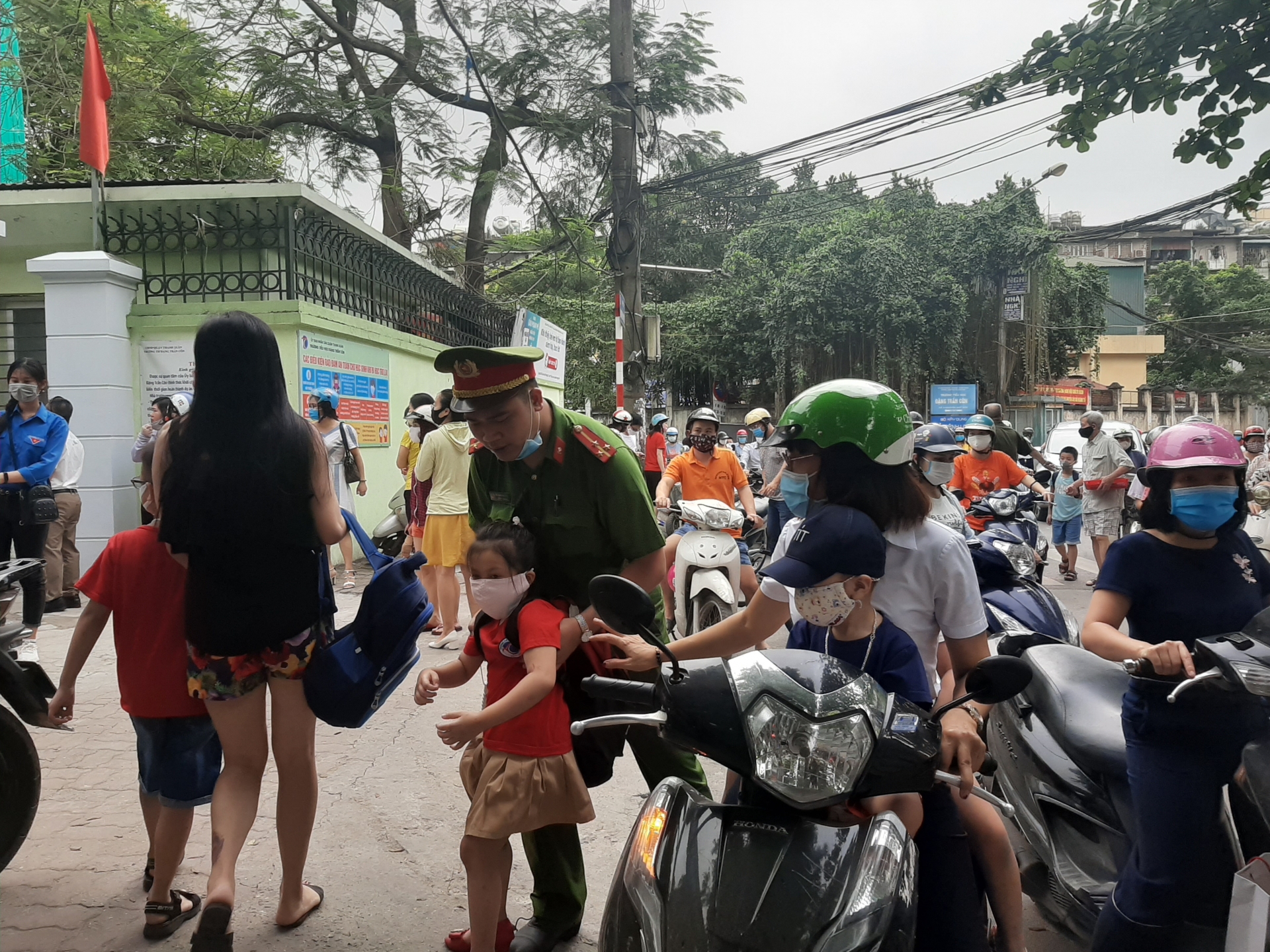 Ghi nhận ngày đầu học sinh mầm non, tiểu học trở lại trường phu huynh giao vien trong ngay hoc sinh mam non tieu hoc tro lai truong