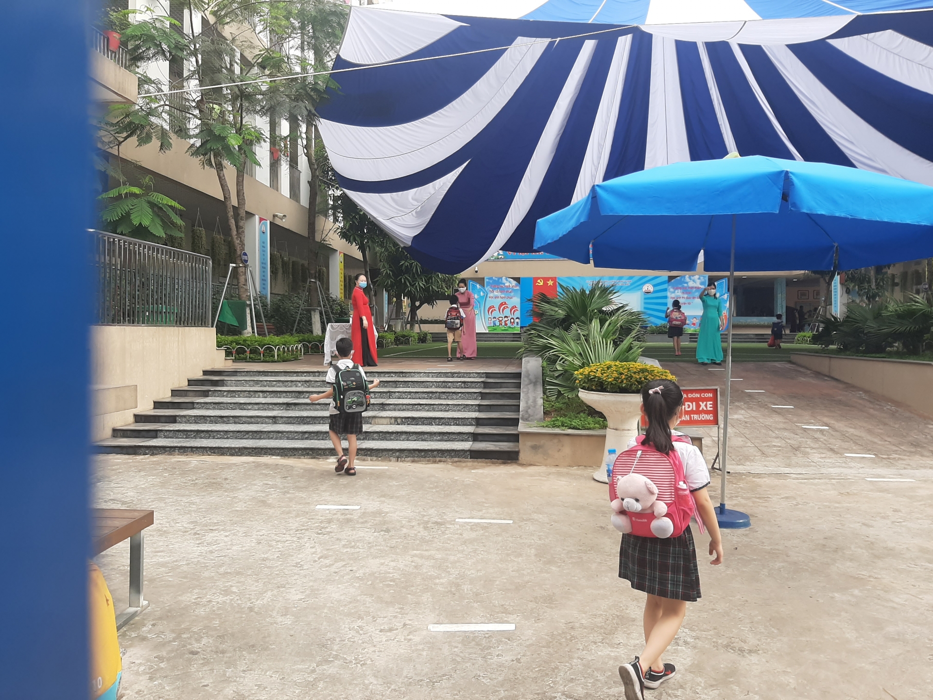 Ghi nhận ngày đầu học sinh mầm non, tiểu học trở lại trường phu huynh giao vien trong ngay hoc sinh mam non tieu hoc tro lai truong