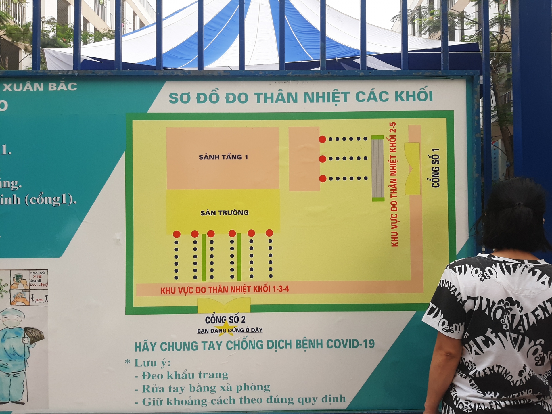 Ghi nhận ngày đầu học sinh mầm non, tiểu học trở lại trường phu huynh giao vien trong ngay hoc sinh mam non tieu hoc tro lai truong