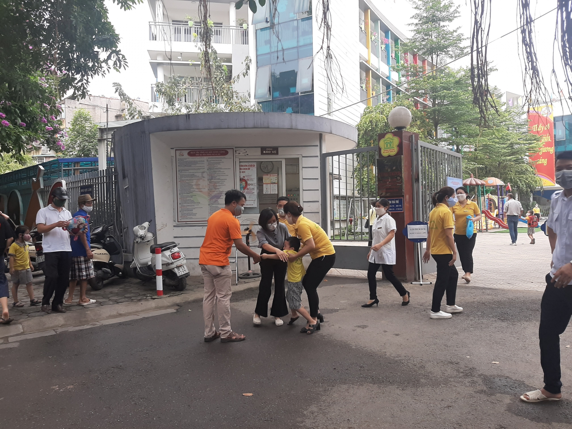 Ghi nhận ngày đầu học sinh mầm non, tiểu học trở lại trường phu huynh giao vien trong ngay hoc sinh mam non tieu hoc tro lai truong