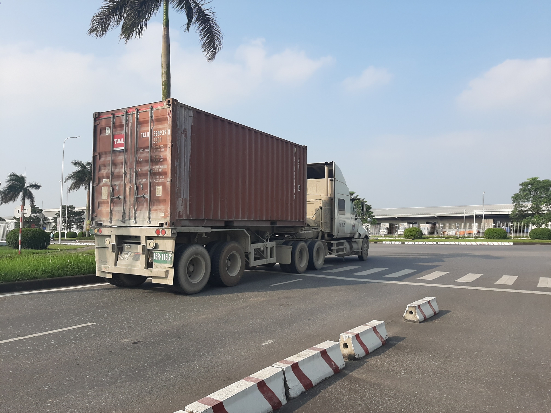 tiem an nguy co tai nan tu nhung con duong ben trong khu cong nghiep