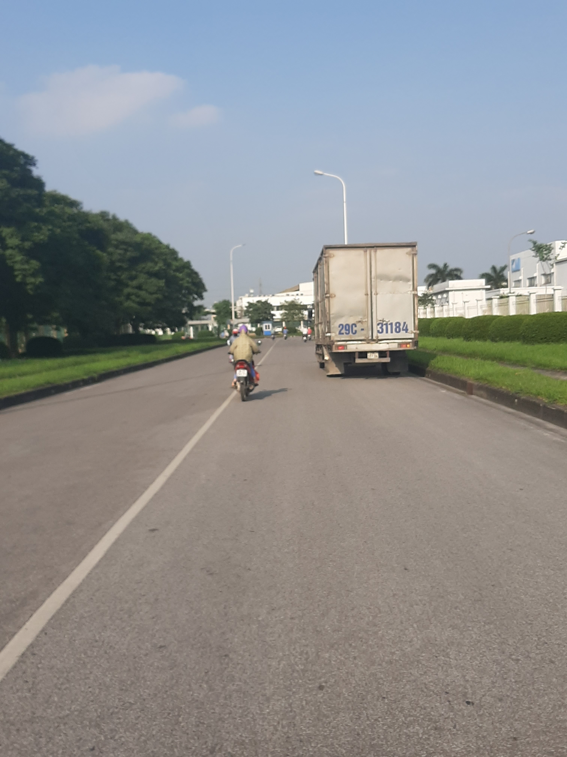 tiem an nguy co tai nan tu nhung con duong ben trong khu cong nghiep