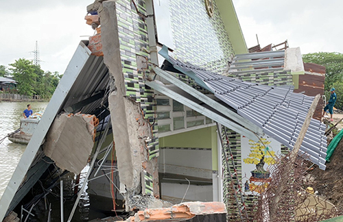 Nhiều nhà dân ở Cần Thơ sụp xuống một nhánh của sông Hậu nhieu nha dan o can tho sup xuong mot nhanh cua song hau