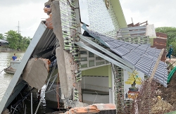 Nhiều nhà dân ở Cần Thơ sụp xuống một nhánh của sông Hậu