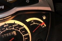 Đèn cảnh báo nhiên liệu bật sáng, xe hơi đi thêm được bao xa?