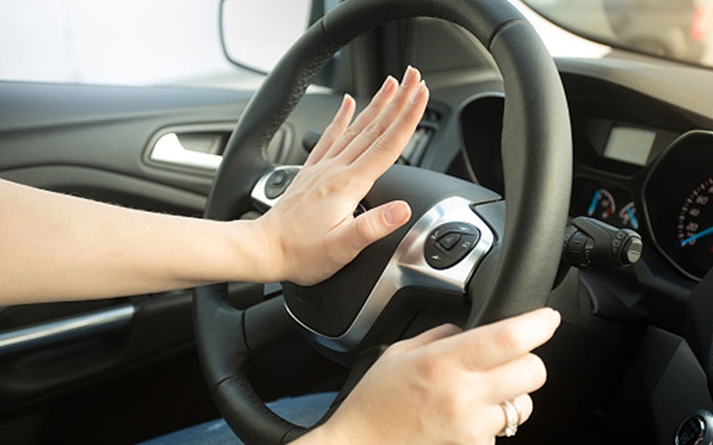 Bấm còi xe vào ban đêm bị phạt bao nhiêu tiền?