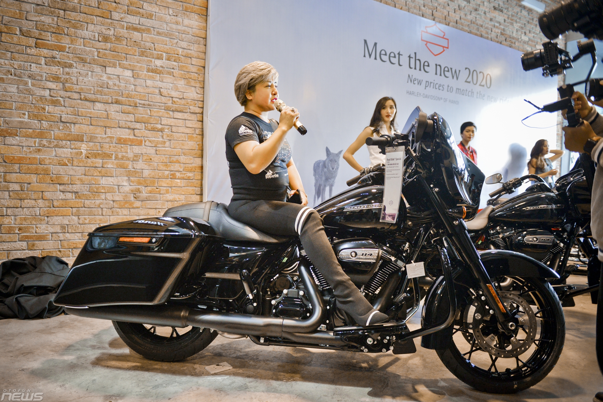 Hai khách hàng Hà Nội "đập hộp" motor Harley Davidson giá hơn 1 tỷ đồng hai khach hang ha noi dap hop motor harley davidson gia hon 1 ty dong