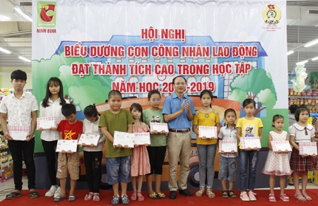 Đem nhiều lợi ích đến với đoàn viên, người lao động . dem nhieu loi ich den voi doan vien nguoi lao dong