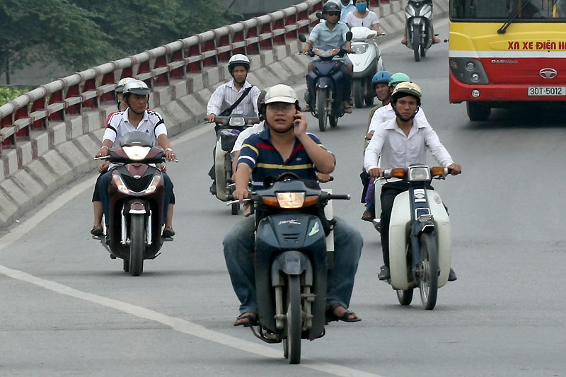 Sử dụng điện thoại khi tham gia giao thông: Hiểm họa khôn lường su dung dien thoai khi tham gia giao thong hiem hoa khon luong