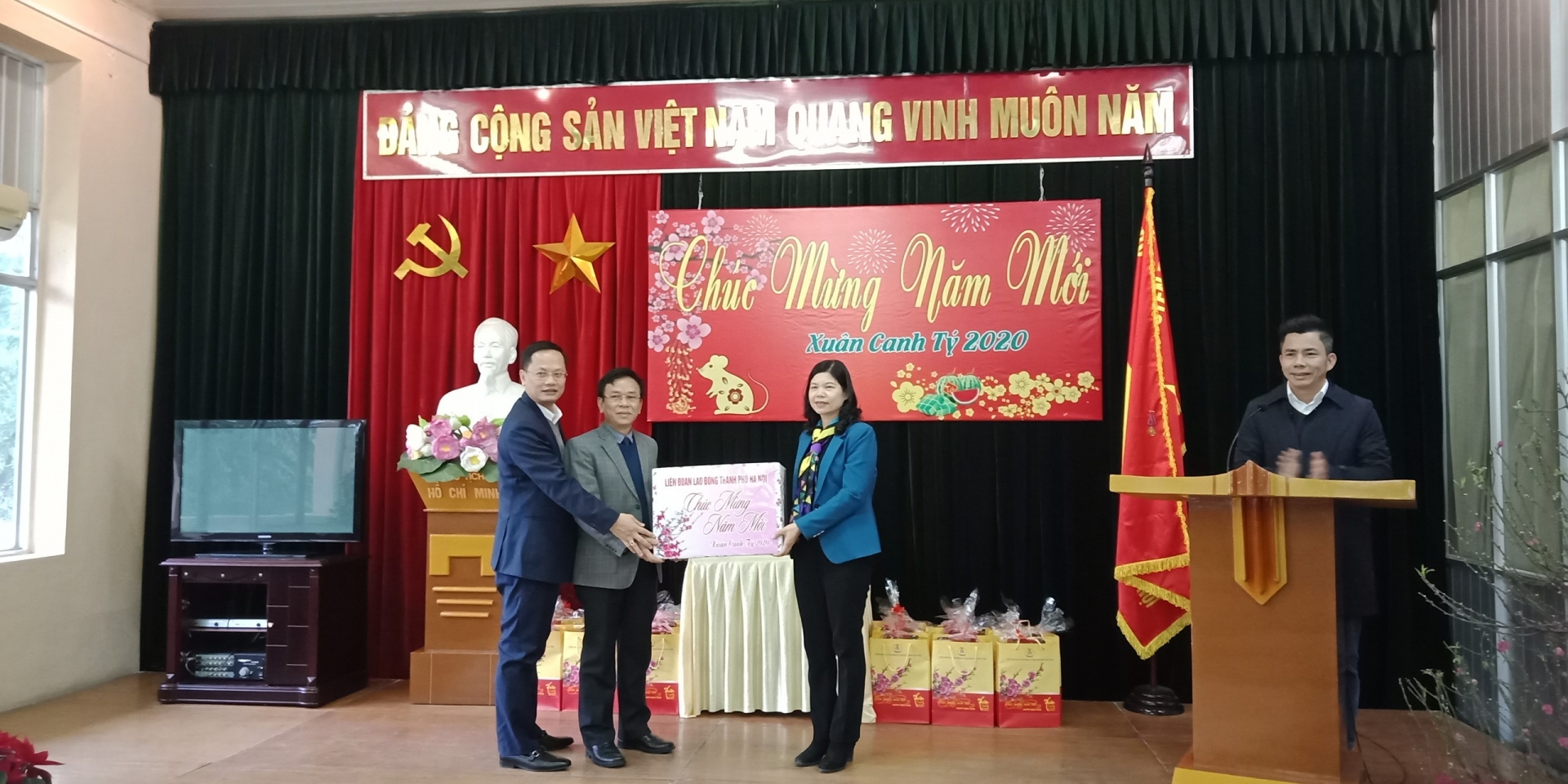 Hà Nội: Thăm, tặng quà 200 công nhân lao động có hoàn cảnh khó khăn ha noi tham tang qua 200 cong nhan lao do ng co hoa n ca nh kho khan