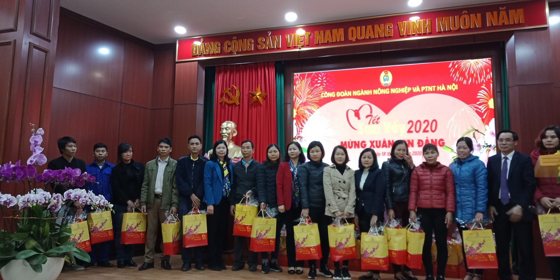 Hà Nội: Thăm, tặng quà 200 công nhân lao động có hoàn cảnh khó khăn ha noi tham tang qua 200 cong nhan lao do ng co hoa n ca nh kho khan