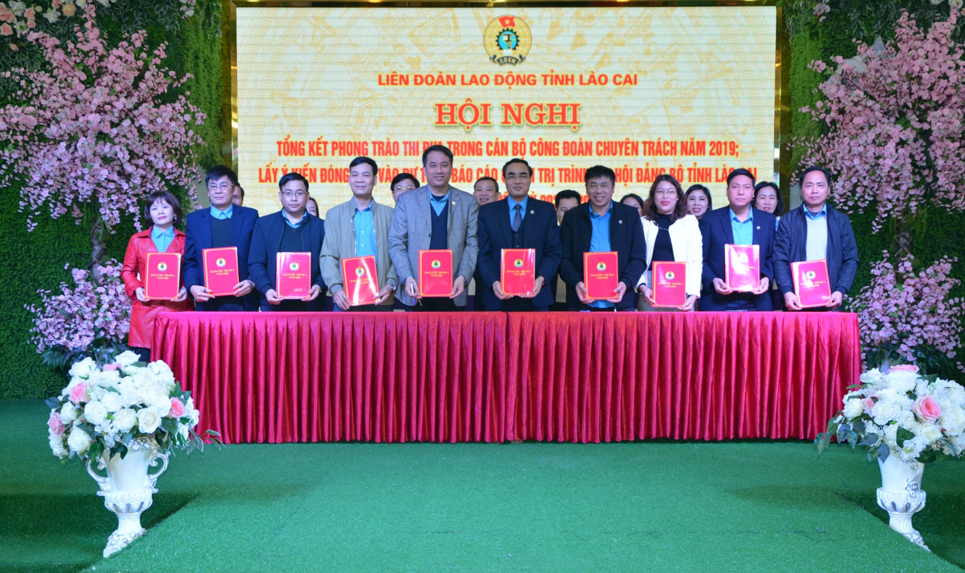 chu tich ldld tinh lao cai gan 9800 luot doan vien duoc huong loi