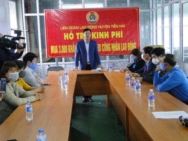 Trao tặng 3.000 khẩu trang cho đoàn viên Công ty Da giày Thuận Phát trao tang 3000 khau trang cho doan vien cong ty da giay thuan phat