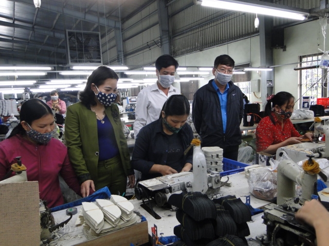 thai binh phat 4500 khau trang vai cho doan vien nguoi lao dong