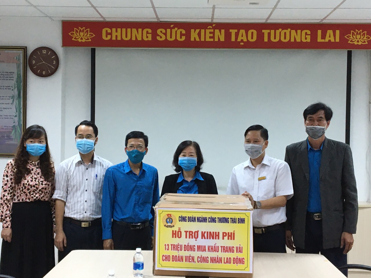 thai binh phat 4500 khau trang vai cho doan vien nguoi lao dong