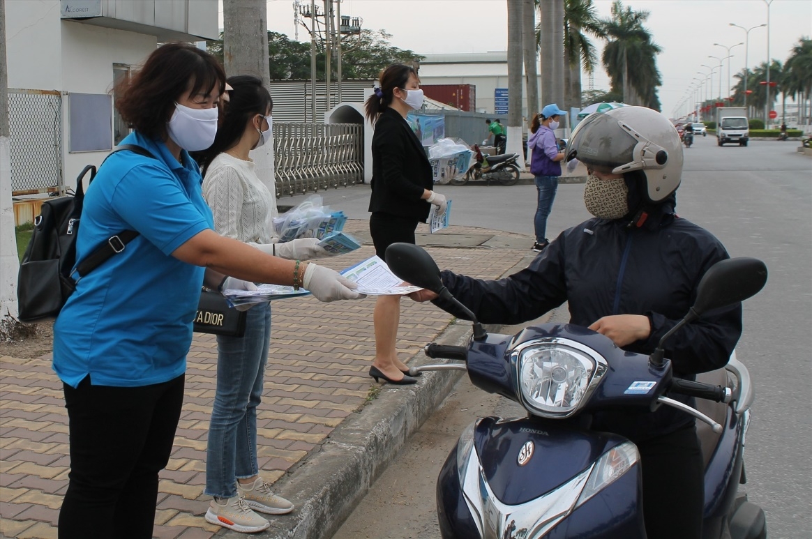 Mỗi khẩu trang phát tặng công nhân lao động sẽ là một “tuyên truyền viên” moi khau trang phat tang cong nhan lao dong se la mot tuyen truyen vien