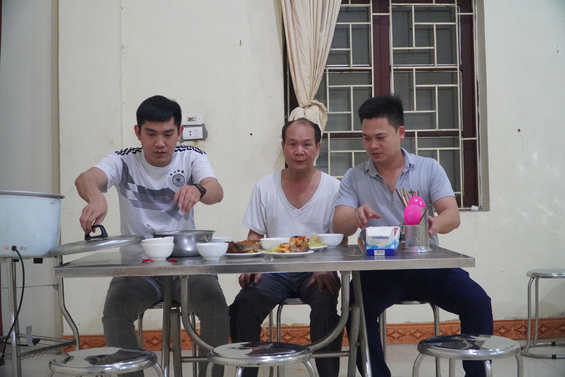 Nhật ký một đêm cùng bác sỹ ở khu cách ly tập trung nhat ky mot dem cung bac sy o khu cach ly tap trung