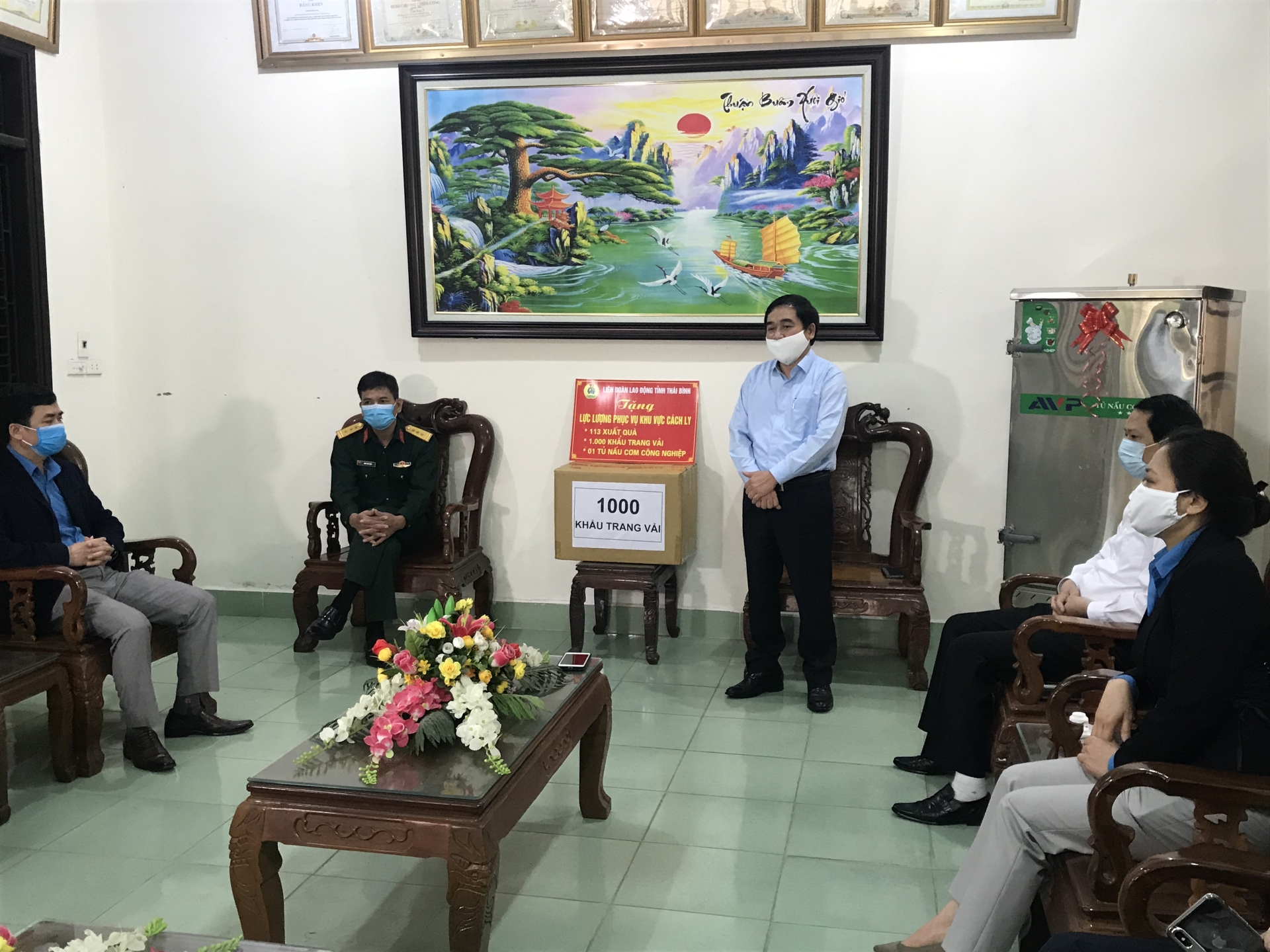 Liên đoàn Lao động tỉnh thăm, tặng quà lực lượng cán bộ trên tuyến đầu chống dịch lien doan lao dong tinh tham tang qua luc luong can bo tren tuyen dau chong dich