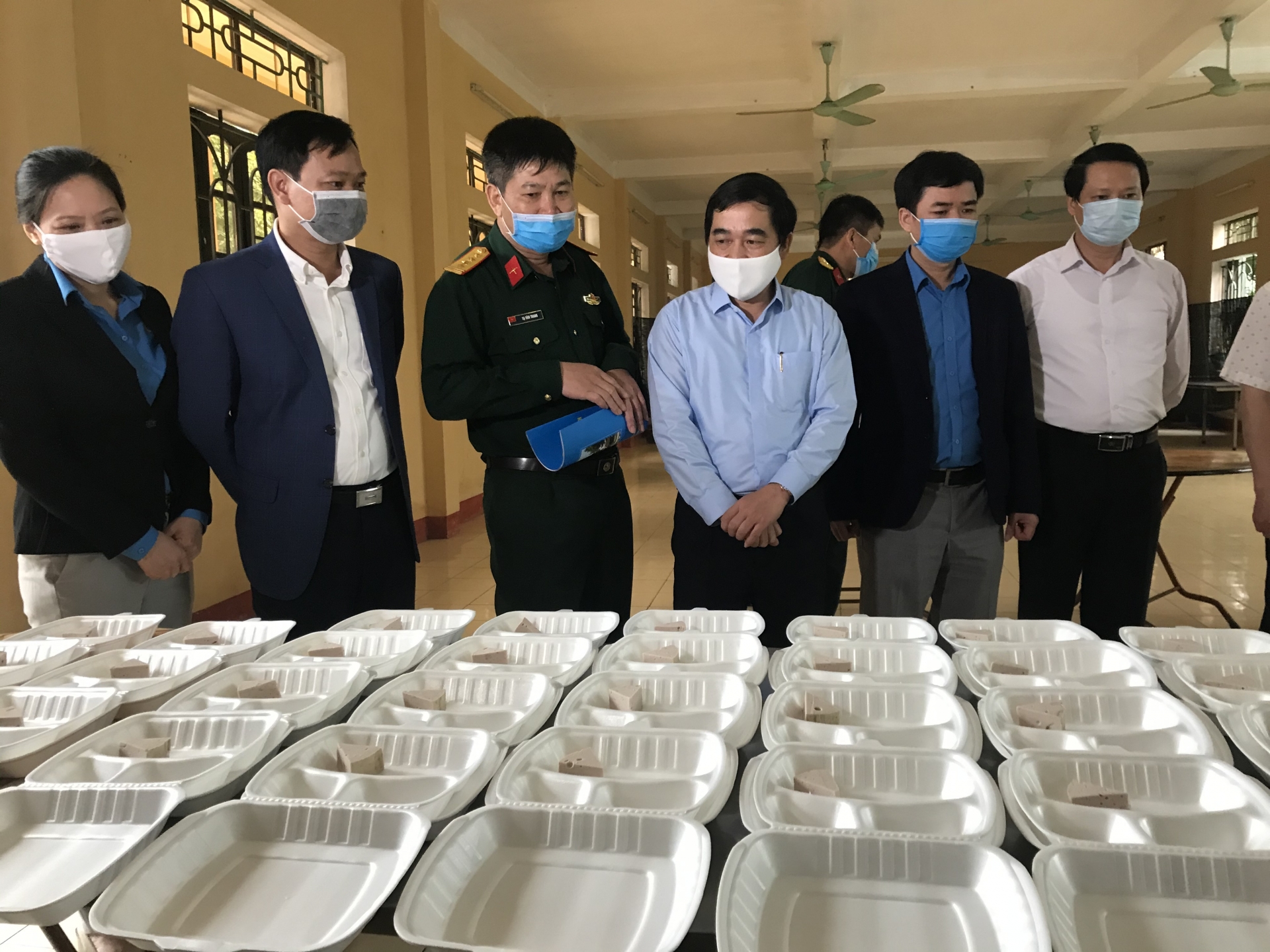 Liên đoàn Lao động tỉnh thăm, tặng quà lực lượng cán bộ trên tuyến đầu chống dịch lien doan lao dong tinh tham tang qua luc luong can bo tren tuyen dau chong dich