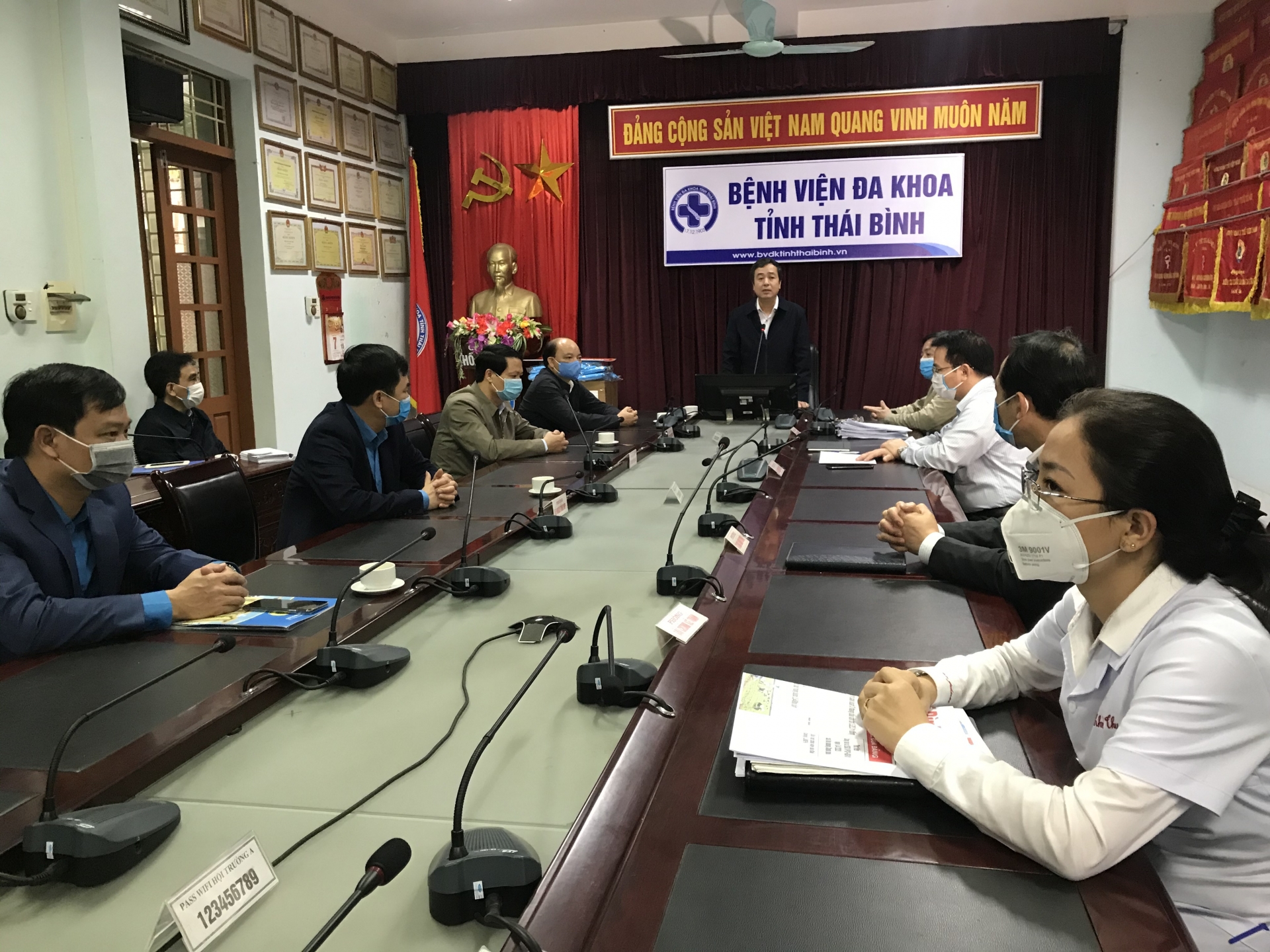 Thái Bình: Kiểm tra, thăm và tặng quà các đơn vị trong công tác phòng chống dịch bệnh thai binh kiem tra tham va tang qua cac don vi trong cong tac phong chong dich benh