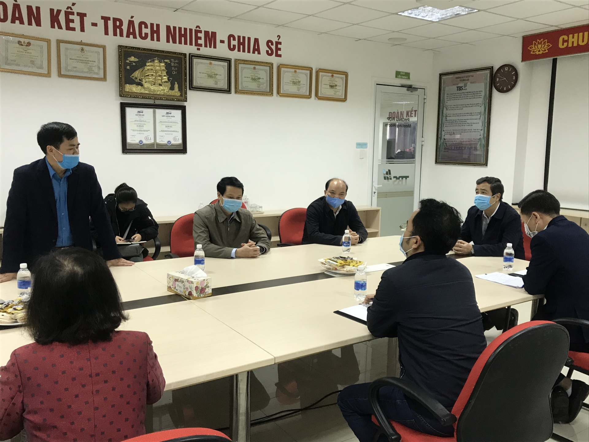 Thái Bình: Kiểm tra, thăm và tặng quà các đơn vị trong công tác phòng chống dịch bệnh thai binh kiem tra tham va tang qua cac don vi trong cong tac phong chong dich benh