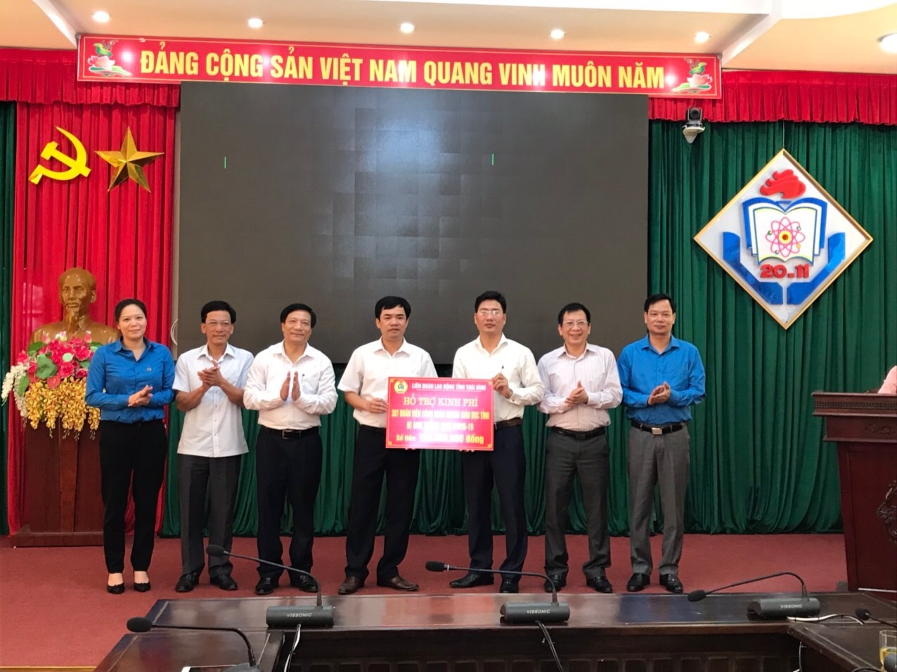 Thái Bình: Trao hỗ trợ đoàn viên bị giảm sâu thu nhập do ảnh hưởng của dịch Covid-19