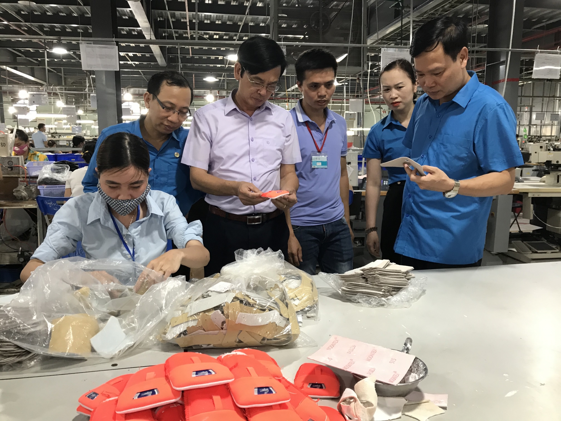 LĐLĐ huyện Vũ Thư trao tặng quà, hỗ trợ kinh phí xây mái ấm nhân dịp Tháng Công nhân