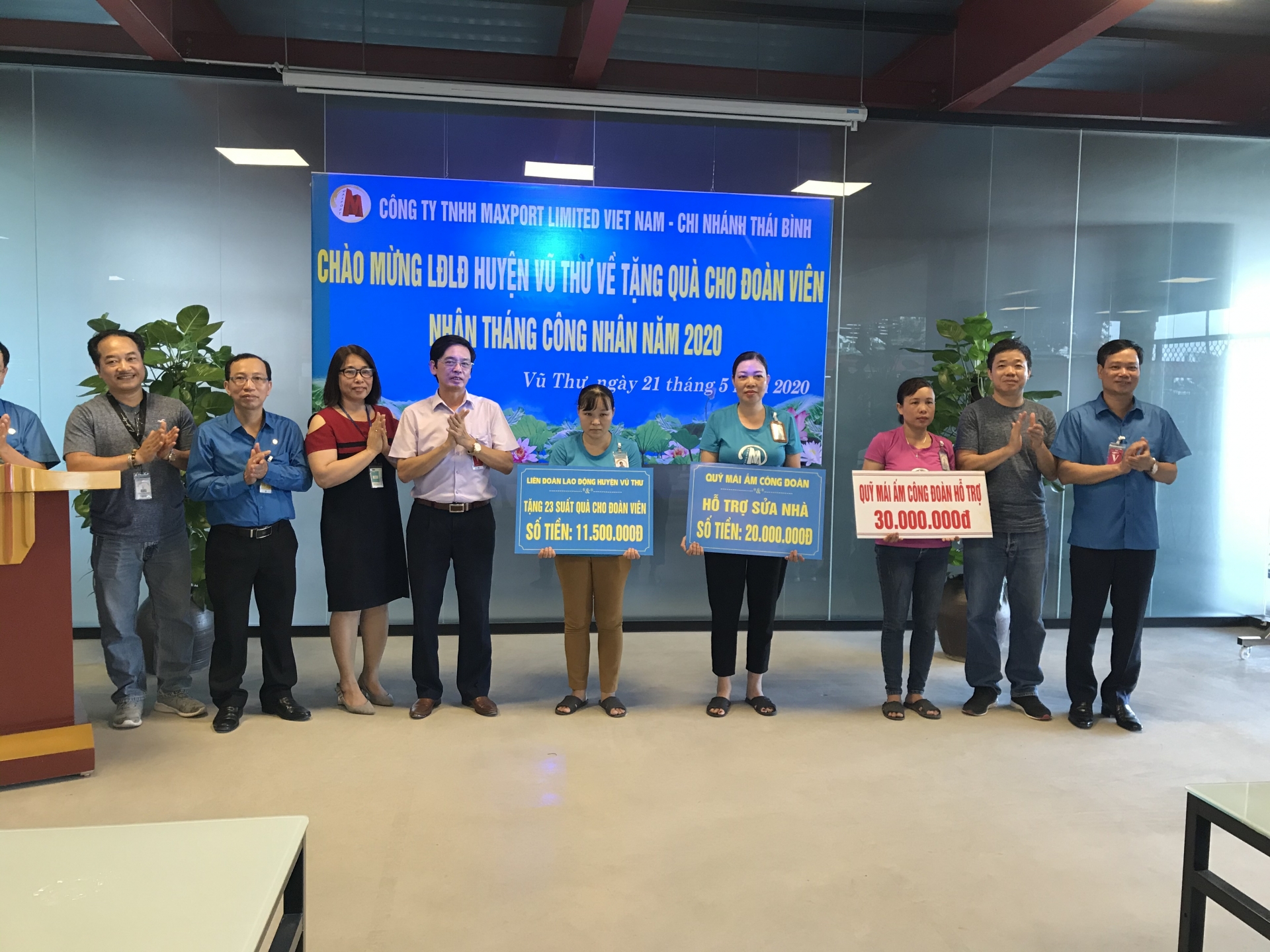 ldld huyen vu thu trao tang qua ho tro kinh phi xay mai am nhan dip thang cong nhan