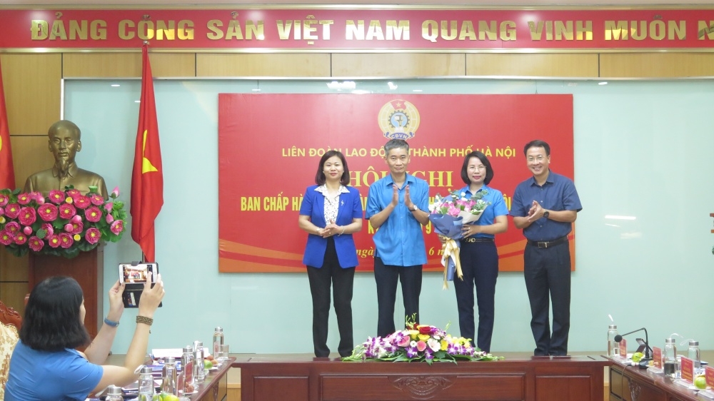 Đồng chí Bùi Huyền Mai được bầu giữ chức Chủ tịch Liên đoàn Lao động thành phố Hà Nội dong chi bui huyen mai duoc bau giu chuc chu tich lien doan lao dong thanh pho ha noi