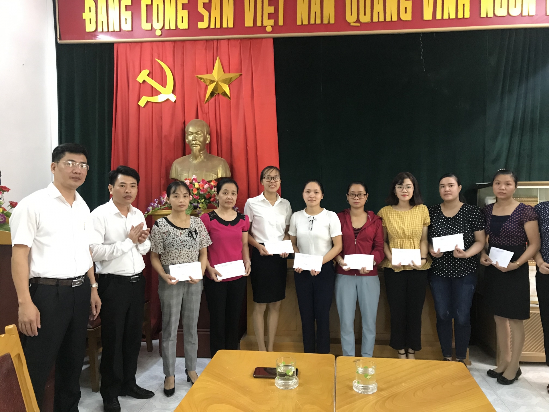 Hơn 300 giáo viên bị ảnh hưởng sâu thu nhập do đại dịch Covid-19 được nhận quà hon 300 giao vien bi anh huong sau thu nhap do dai dich covid 19 duoc nhan qua