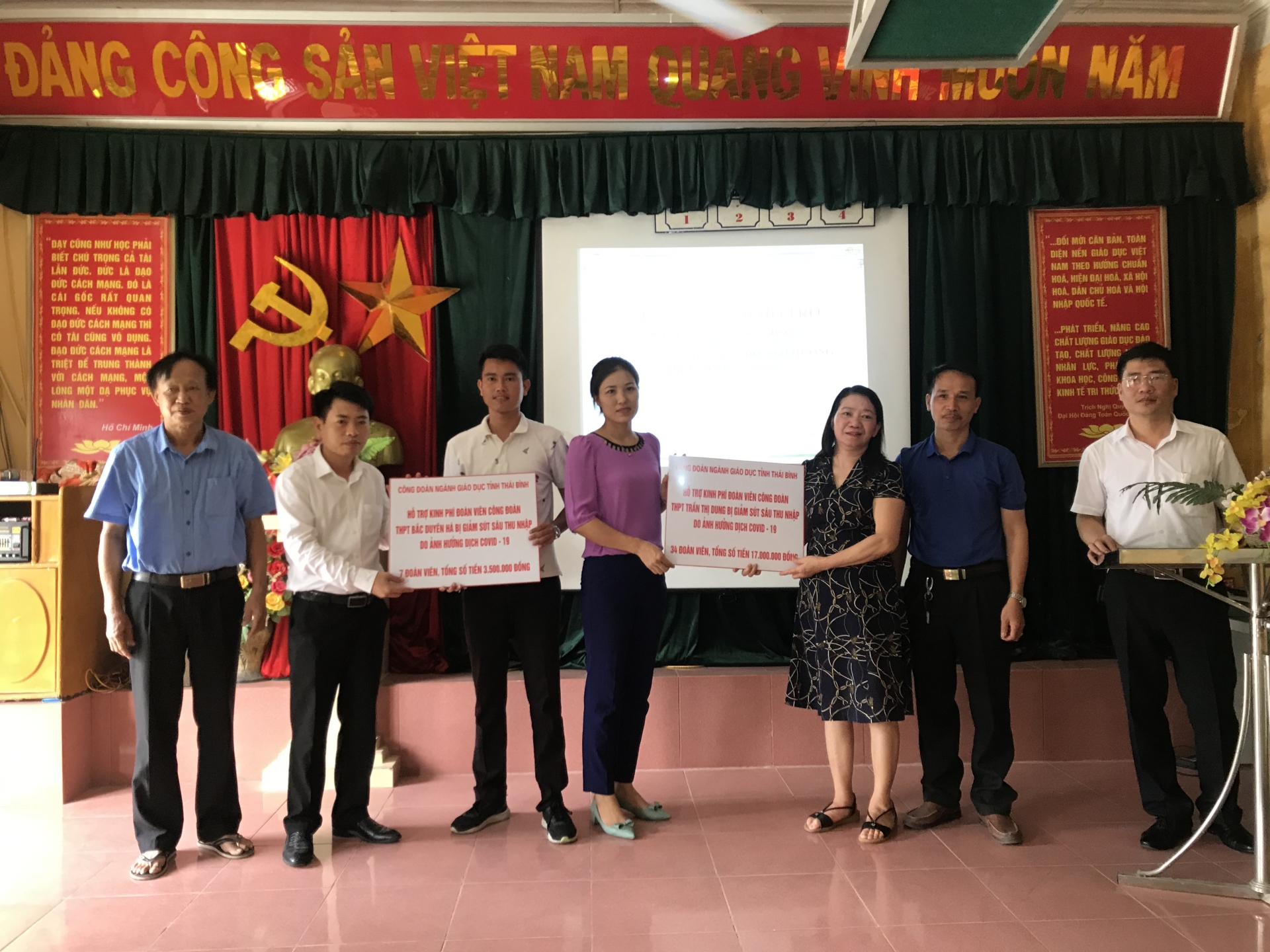 Hơn 300 giáo viên bị ảnh hưởng sâu thu nhập do đại dịch Covid-19 được nhận quà hon 300 giao vien bi anh huong sau thu nhap do dai dich covid 19 duoc nhan qua