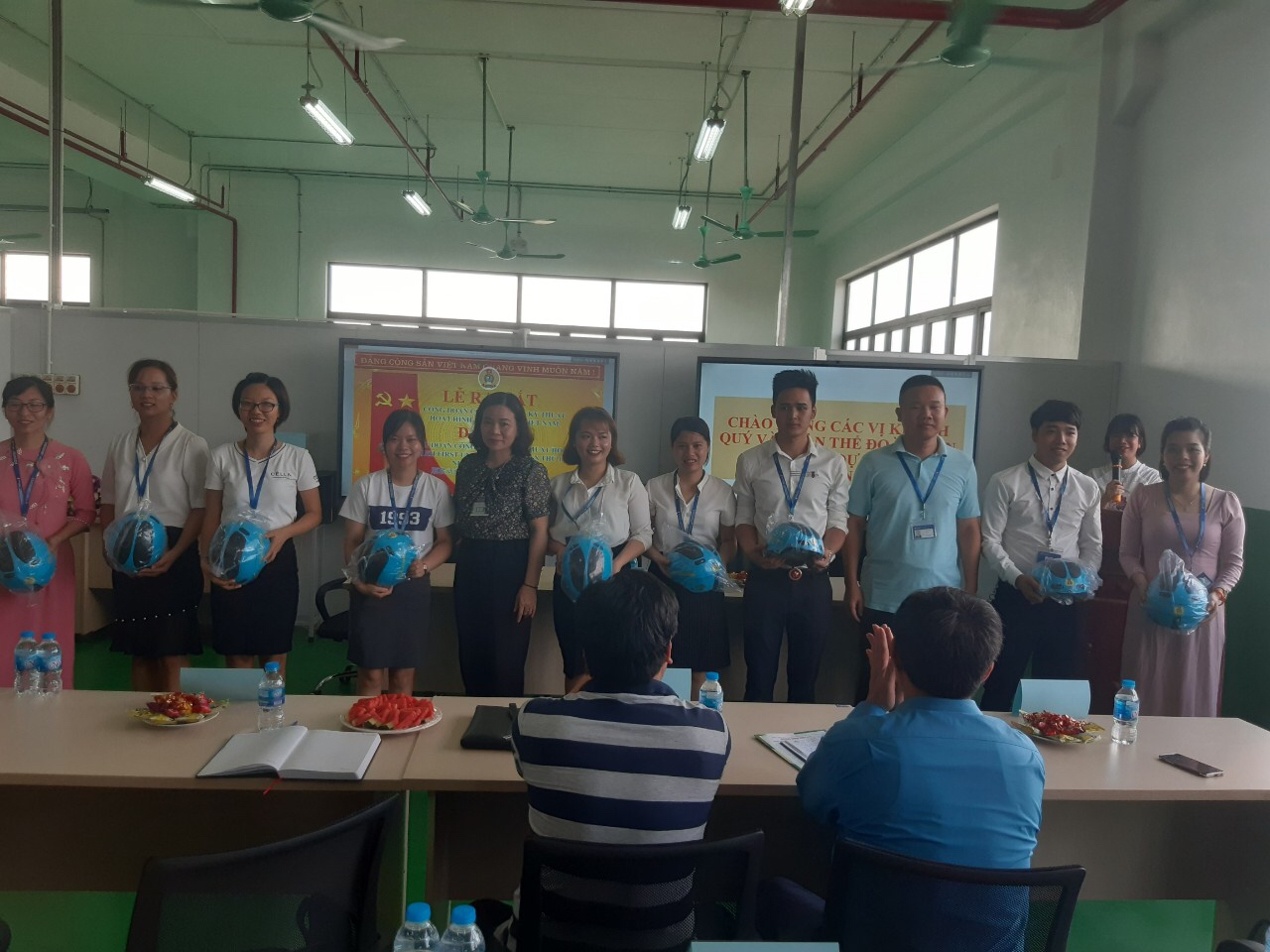 Thành lập thêm công đoàn cơ sở và kết nạp 45 đoàn viên mới thanh lap them cong doan co so va ket nap 45 doan vien moi