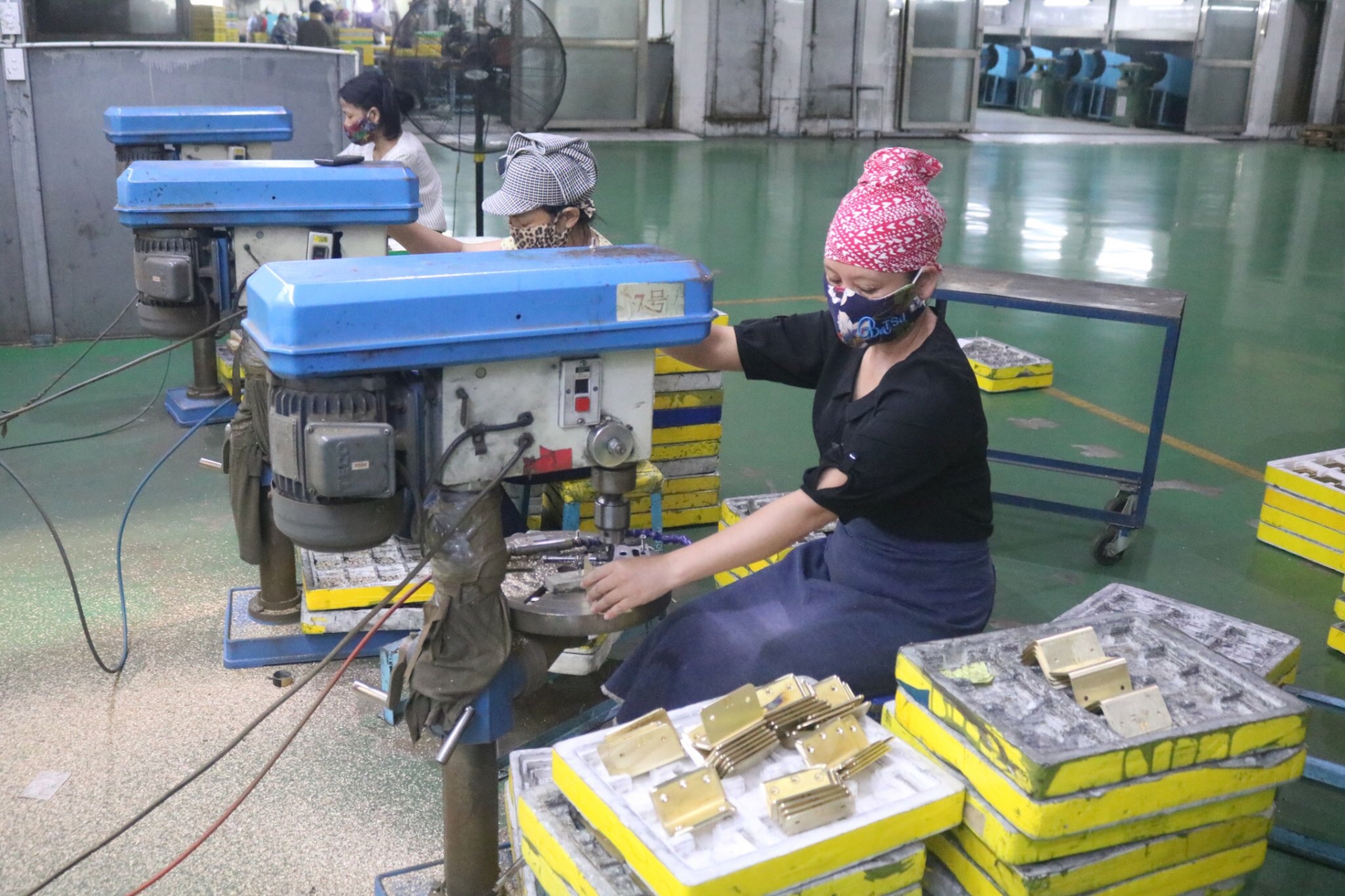 Trong 5 năm, gần 3.000 đoàn viên, CNLĐ được khen thưởng từ các phong trào thi đua trong 5 nam gan 3000 doan vien cnld duoc khen thuong trong cac phong trao thi dua