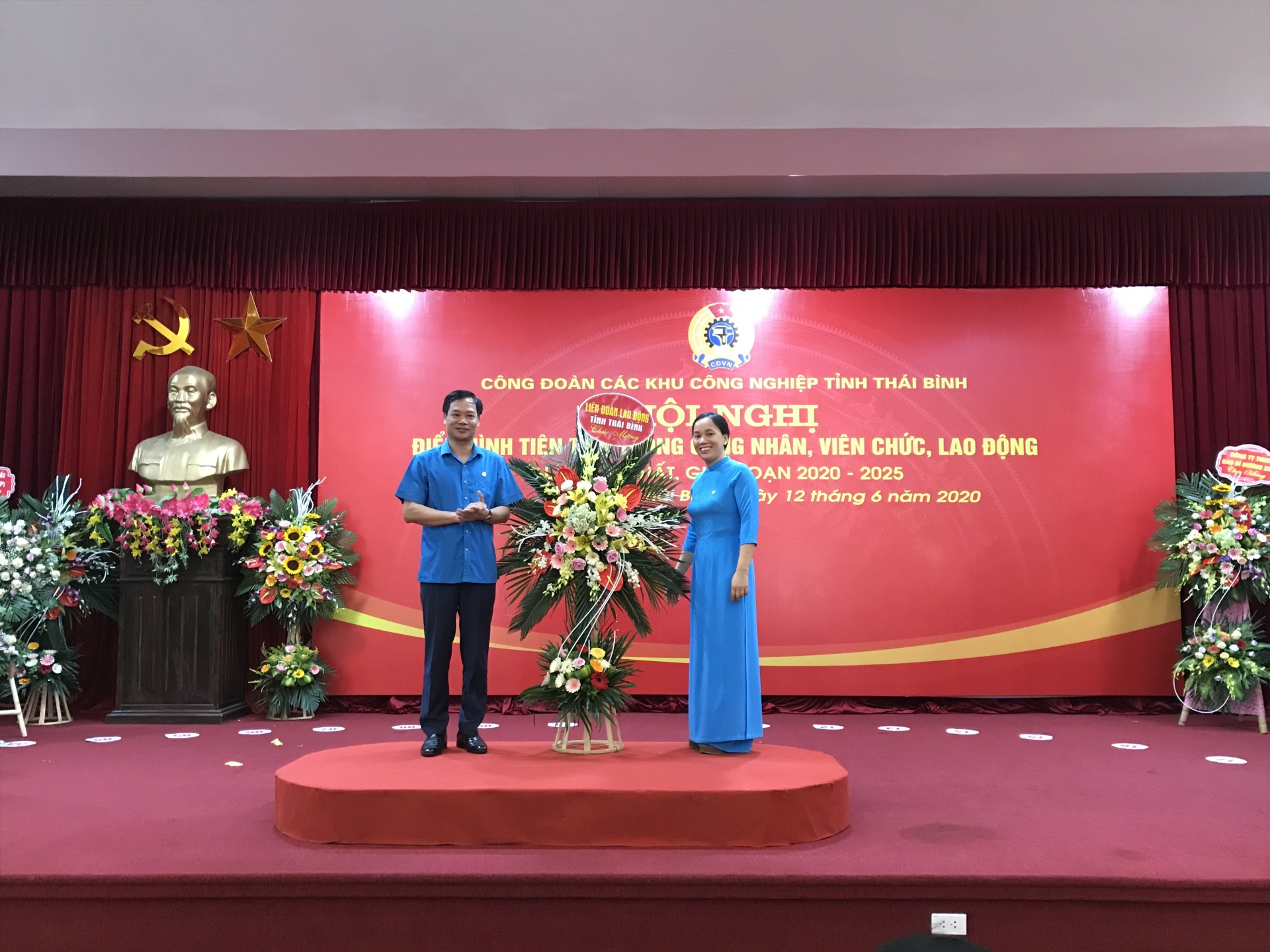 Trong 5 năm, gần 3.000 đoàn viên, CNLĐ được khen thưởng từ các phong trào thi đua trong 5 nam gan 3000 doan vien cnld duoc khen thuong trong cac phong trao thi dua