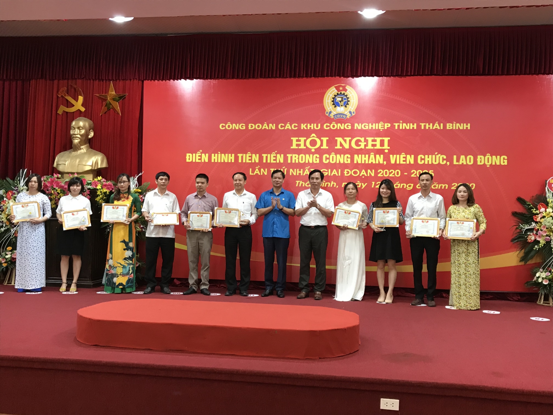 Trong 5 năm, gần 3.000 đoàn viên, CNLĐ được khen thưởng từ các phong trào thi đua trong 5 nam gan 3000 doan vien cnld duoc khen thuong trong cac phong trao thi dua