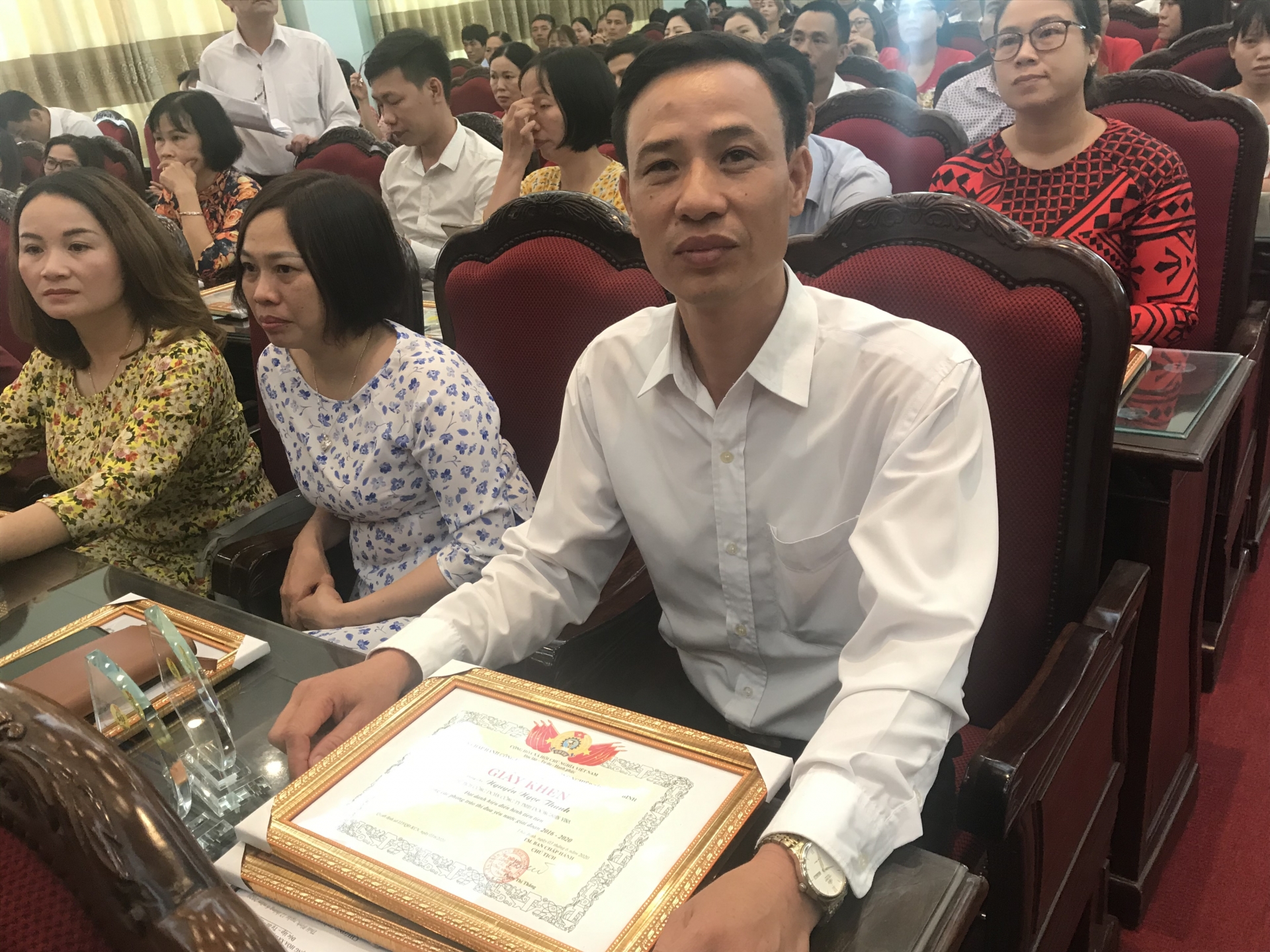 Trong 5 năm, gần 3.000 đoàn viên, CNLĐ được khen thưởng từ các phong trào thi đua trong 5 nam gan 3000 doan vien cnld duoc khen thuong trong cac phong trao thi dua