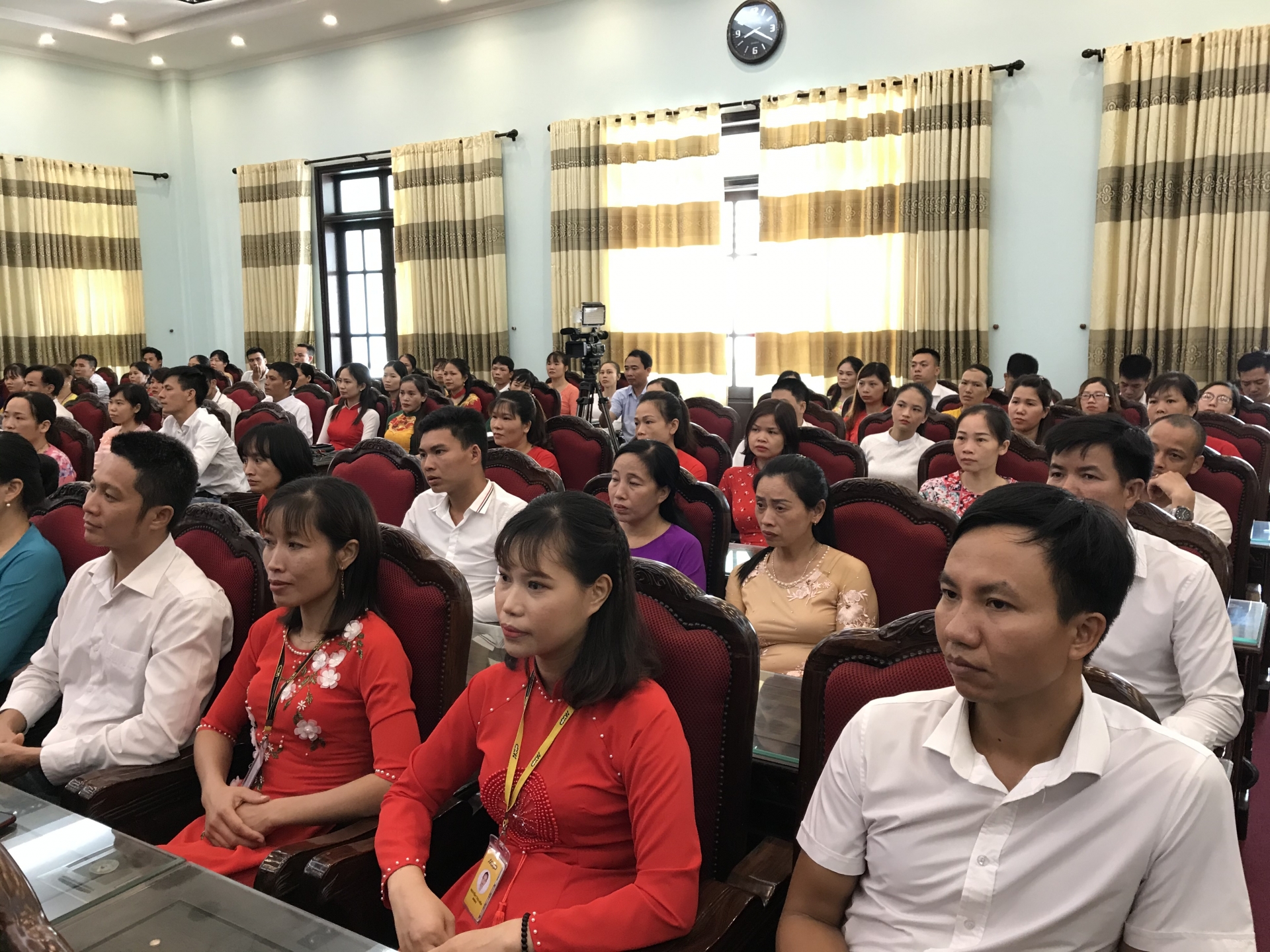 Trong 5 năm, gần 3.000 đoàn viên, CNLĐ được khen thưởng từ các phong trào thi đua trong 5 nam gan 3000 doan vien cnld duoc khen thuong trong cac phong trao thi dua