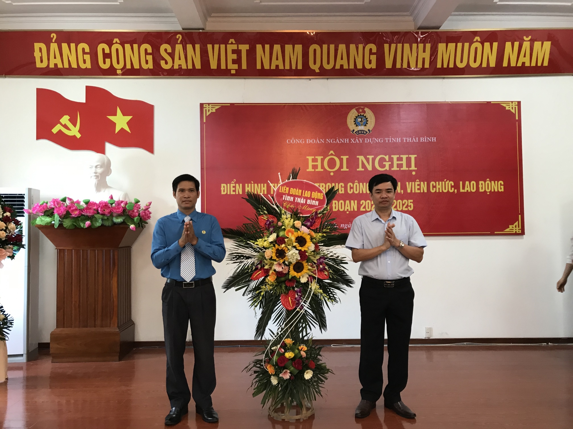 Hơn 1.000 lượt đoàn viên đạt danh hiệu Lao động giỏi, lao động sáng tạo hon 1000 luot doan vien dat danh hieu lao dong gioi lao dong sang tao