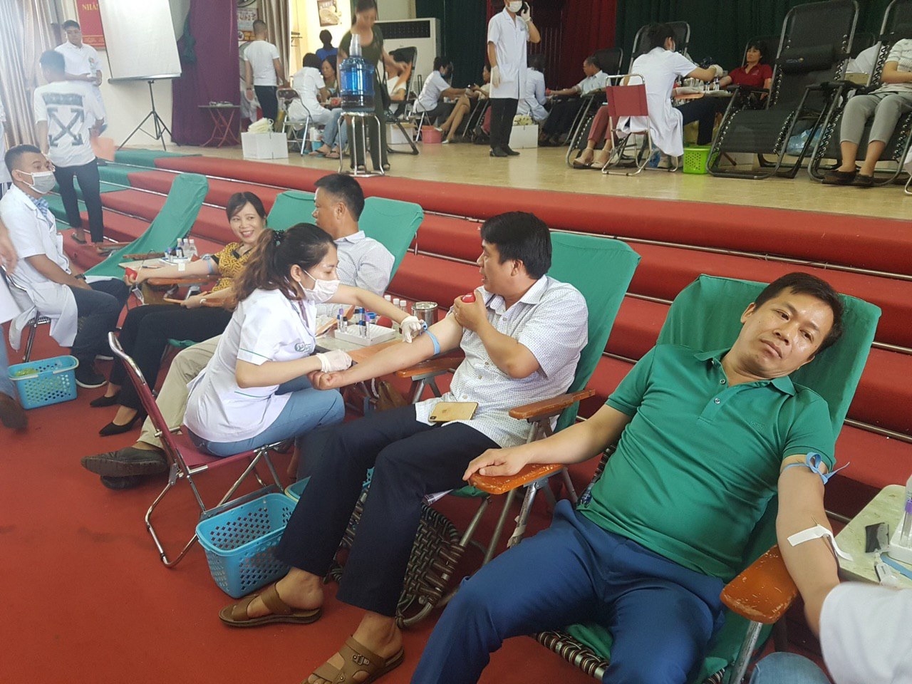 Công nhân viên chức lao động huyện Thanh Hà (Hải Dương) nô nức đi hiến máu nhân đạo cong nhan vien chuc lao dong huyen thanh ha hai duong no nuc di hien mau nhan dao