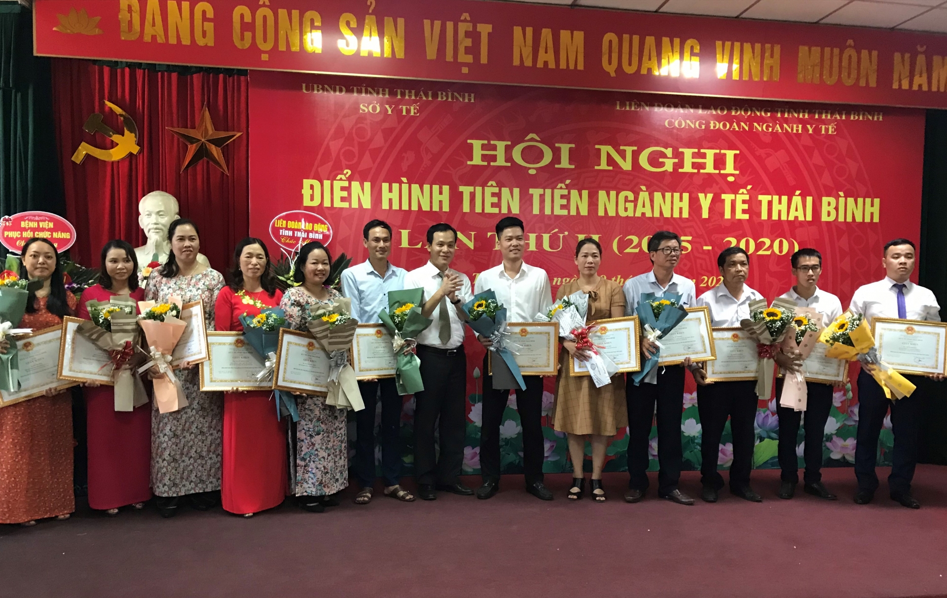 Tuyên dương 5 tập thể và 120 cá nhân có thành tích xuất sắc tuyen duong 5 tap the va 120 ca nhan co thanh tich xuat sac