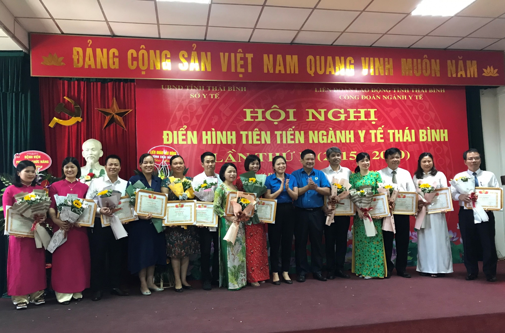 Tuyên dương 5 tập thể và 120 cá nhân có thành tích xuất sắc tuyen duong 5 tap the va 120 ca nhan co thanh tich xuat sac