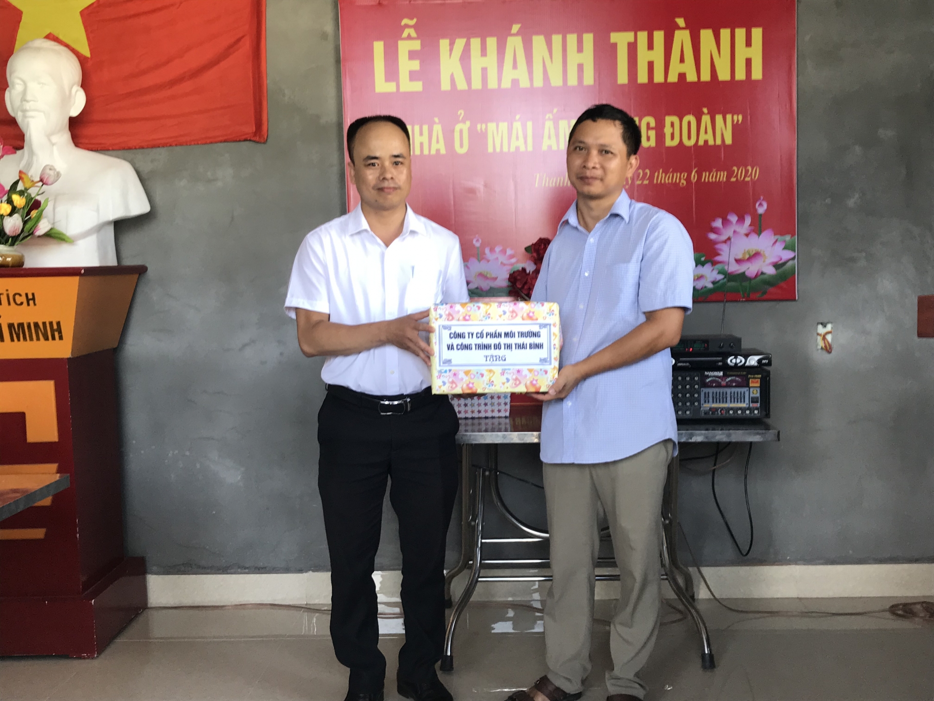 Trao kinh phí hỗ trợ Mái ấm công đoàn cho các đoàn viên có hoàn cảnh khó khăn về nhà ở trao kinh phi ho tro mai am cong doan cho cac doan vien co hoan canh kho khan ve nha o