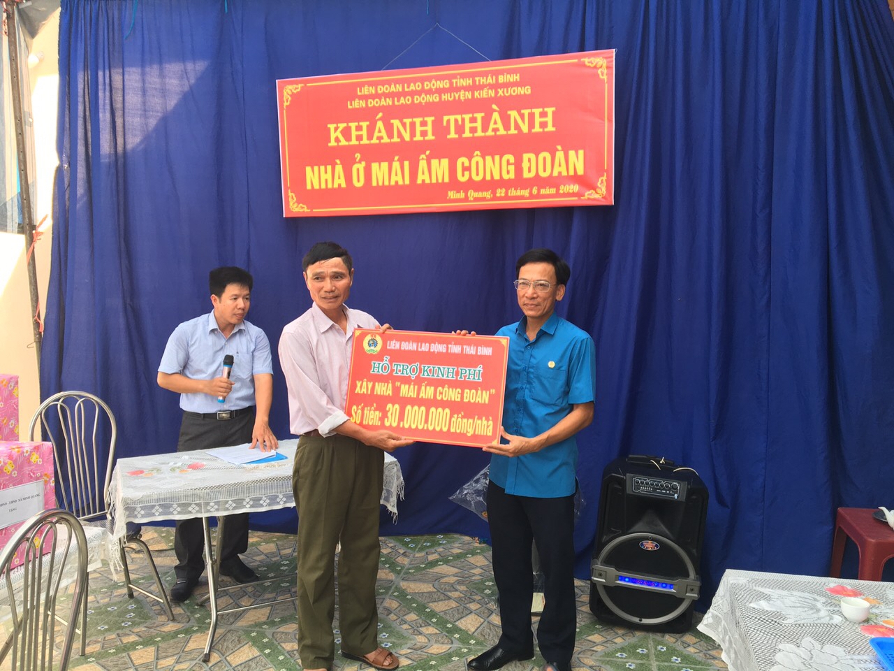 Trao kinh phí hỗ trợ Mái ấm công đoàn cho các đoàn viên có hoàn cảnh khó khăn về nhà ở trao kinh phi ho tro mai am cong doan cho cac doan vien co hoan canh kho khan ve nha o